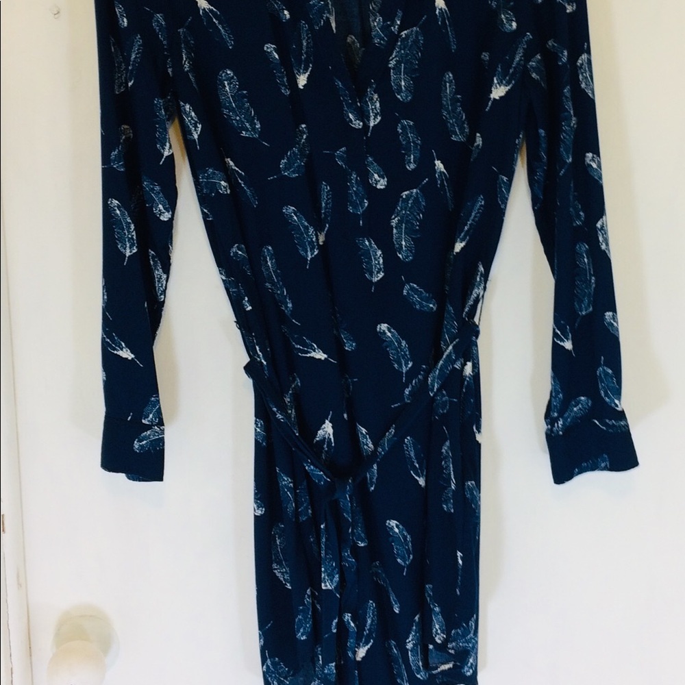 Banana Republic woman’s 6 Navy/white feather dress